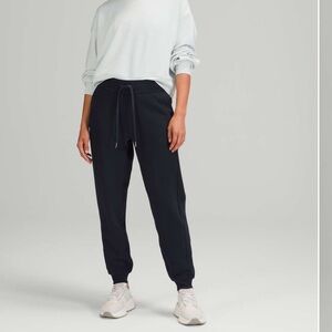 Lululemon Women’s Scuba Jogger  Sz 2 Black